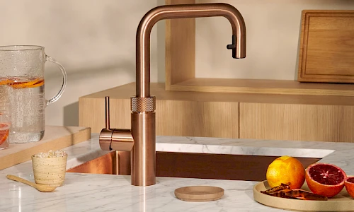 Der Quooker Flex liefert kaltes, warmes und 100 °C kochendes Wasser aus nur einer Armatur. In Kombination mit dem CUBE erhalten Sie zusätzlich gekühltes sprudelndes und stilles Wasser. Sein ausziehbarer Schlauch sorgt für mehr Bewegungsfreiheit im Spülbereich – ideal für das Reinigen und Befüllen. Erhältlich in rundem oder eckigem Design und in 5 Oberflächen.