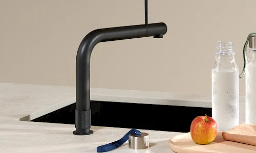 Der Quooker Front liefert warmes, kaltes und 100 °C kochendes Wasser direkt aus dem Hahn. Mit dem CUBE wird das System um sprudelndes und stilles Wasser erweitert. Der Bedienhebel für das Mischwasser befindet sich ergonomisch an der Vorderseite des Auslaufs. Erhältlich in 4 Oberflächen.