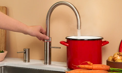 Der Quooker Fusion vereint elegantes Design und volle Funktionalität: kaltes, warmes und 100 °C kochendes Wasser aus einem Hahn. Mit dem CUBE kommt sprudelndes und stilles Wasser hinzu. Erhältlich im modernen oder klassischen Stil, jeweils rund oder eckig – und in 7 verschiedenen Oberflächen.